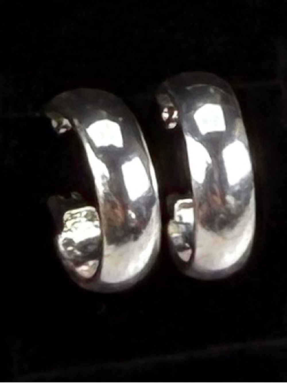 Vintage Silvertone small huggy hoop pierced earrings